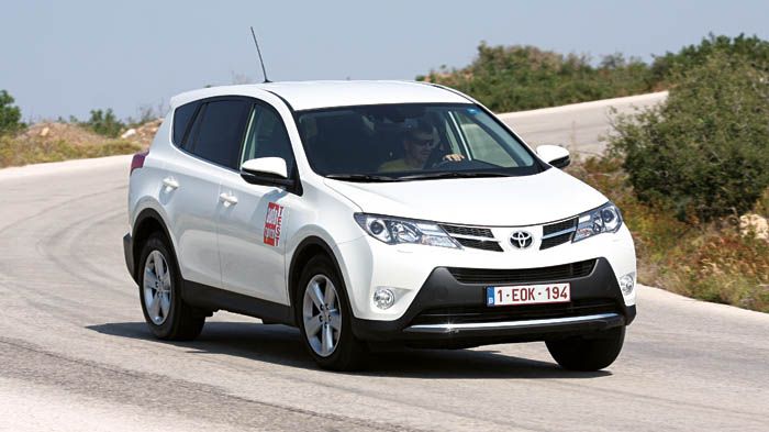 Τo νέο Toyota RAV4 τα καταφέρνει περίφημα, ακόμα και πολύ πιο μακριά από εκεί που θα χρειαστεί να πάνε οι αγοραστές του.